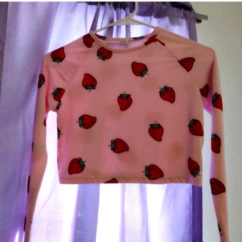 New! Girls size 11/12 lomg sleeve top! Beautiful strawberry print crop!